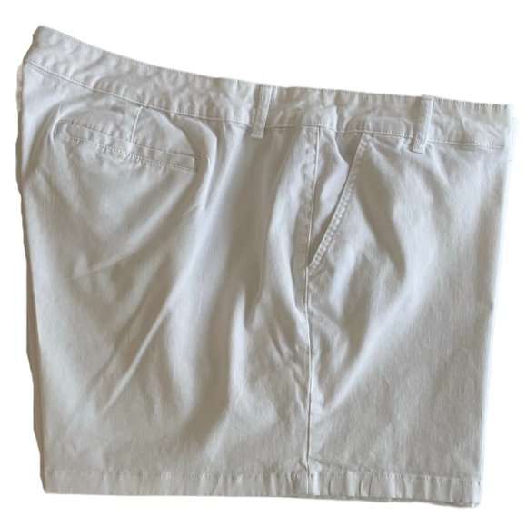 a.n.a. Women's Plus-Size 26 Mid Rise Chino Short 4.5" - WHITE - Picture 4 of 12